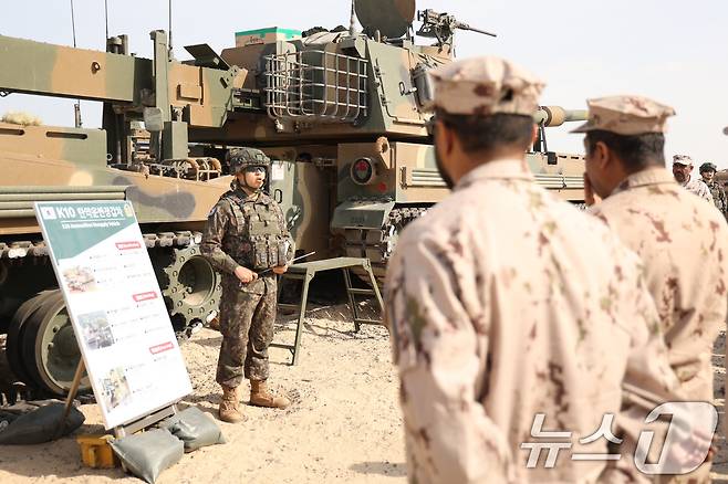 육군은 지난 10일부터 20일까지 ‘2025년 아랍에미리트(UAE) 연합훈련 TF’가 UAE군과의 현지 연합훈련을 성공적으로 마치고 귀국길에 오른다고 21일 밝혔다. 국산 무기체계 성능시범 및 장비전시' 간 현지연합훈련단 장병이 K10탄약운반장갑차를 활용한 K9A1자주포 신속 탄약 재보급 절차를 UAE 관계관들에게 설명하고 있다. (육군 제공. 재판매 및 DB 금지) 2025.2.21/뉴스1