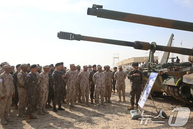 육군은 지난 10일부터 20일까지 ‘2025년 아랍에미리트(UAE) 연합훈련 TF’가 UAE군과의 현지 연합훈련을 성공적으로 마치고 귀국길에 오른다고 21일 밝혔다. '국산 무기체계 성능시범 및 장비전시'간 현지연합훈련단 장병이 K9A1자주포와 K2전차에 대해 UAE 관계관들에게 설명하고 있다. (육군 제공. 재판매 및 DB 금지) 2025.2.21/뉴스1