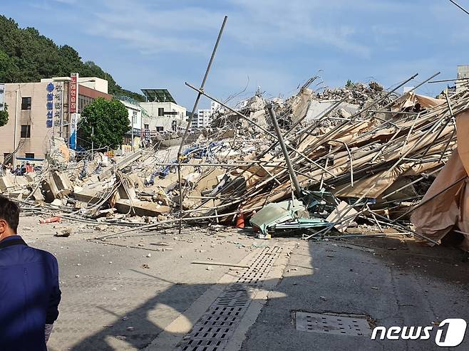 광주 동구 학동 재개발지역에서 철거 중이던 5층 건물 1동이 무너져 도로를 달리던 시내버스1대를 덮쳤다. 2021.6.9/뉴스1