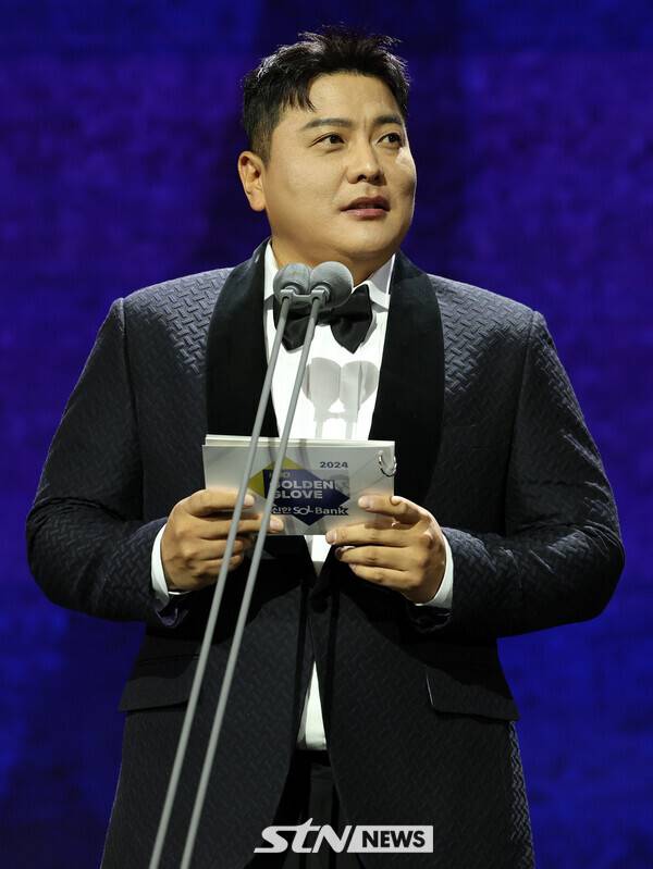 김태균이 13일 오후 서울 강남구 코엑스 오디토리움에서 열린 2024 KBO 골든글러브 시상식에서 3루수 부문과 유격수 부문 시상을 앞두고 발언을 하고 있다. 사진┃뉴시스