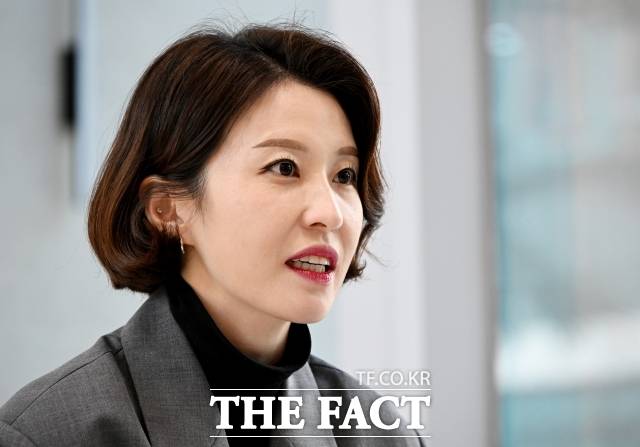 안귀령 더불어민주당 대변인은 계엄 사태로 크게 주목 받았지만 "알려지지 않았더라도 결과적으로 그 일(계엄)이 없었다면 더 좋았을 것"이라고 말했다. 안 대변인이 19일 오후 서울 여의도 국회 소통관에서 더팩트 취재진과의 인터뷰에 참석해 질의에 답변을 하고 있다. /국회=배정한 기자