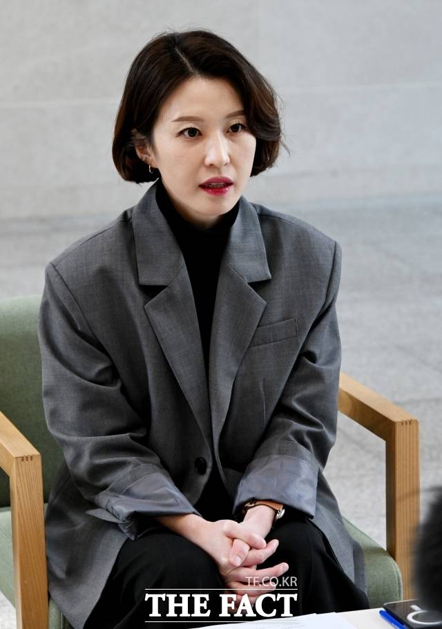 "남녀를 떠나서 지금 청년들의 삶이 굉장히 힘들지 않나. 취업 문제와 주거 문제 등 청년 세대 전체를 대상으로 한 정책이 시급하다. 출구도 보이지 않는 어려움을 겪고 있는 젊은이들을 자꾸 성별로 가르고 갈등을 부추기는 행태는 부적절하다"는 게 안 대변인의 생각이다. /배정한 기자