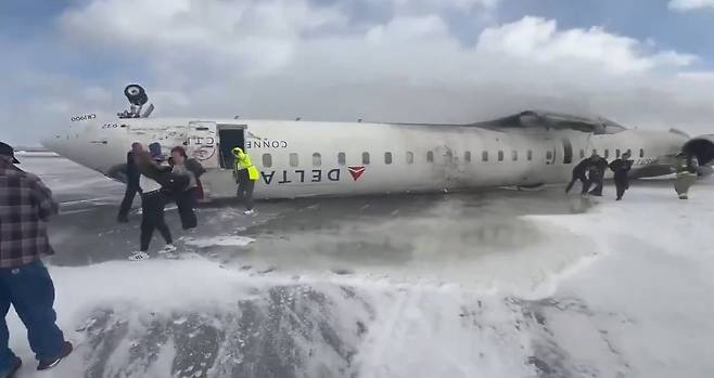 델타항공 여객기가 뒤집힌 모습. /X