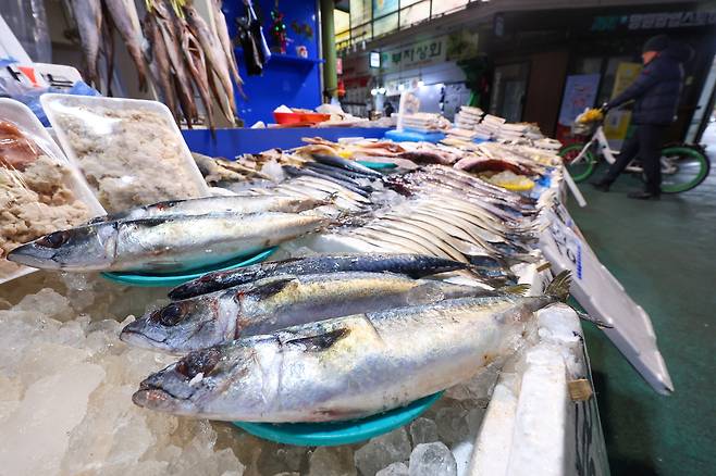서울 시내 한 전통시장에 고등어가 놓여있다. /연합뉴스