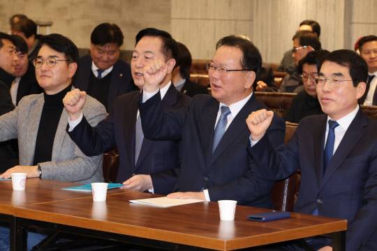 김부겸 전 총리(왼쪽 세번째), 김두관 전 의원(왼쪽 두번째), 박용진 전 의원(맨 왼쪽)이 18일 경기 광명시 KTX 광명역에서 열린 비명계 인사들 모임 '희망과 대안 포럼' 창립식에서 양기대 포럼 이사장(맨 오른쪽)과 함께 "국민 대통합"이라고 구호를 외치고 있다.연합뉴스