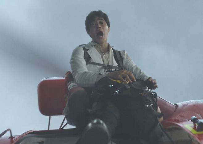 ‘중증외상센터’ 1회. 백강혁이 북한산 상공의 소방헬기에서 제자 양재원을 어깨에 메고 줄을 타고 뛰어내리자, 고소공포증이 있는 양재원이 공포에 질려 소리치는 장면. 넷플릭스 제공