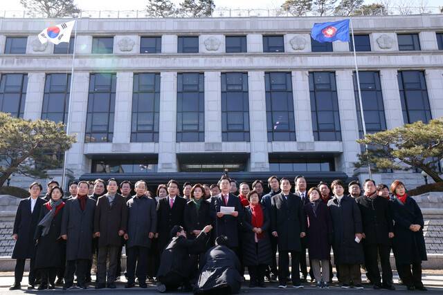 17일 서울 종로구 헌법재판소 앞에서 국민의힘 김기현, 나경원, 윤상현 의원을 비롯한 여당 의원들이 윤석열 대통령 최소한 방어권 보장 촉구 및 불공정성 규탄과 관련해 헌법재판소 사무처장을 면담하기 전 기자회견을 하고 있다. 공동취재사진