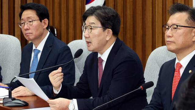 권성동 국민의힘 원내대표가 21일 오전 국회에서 열린 원내대책회의에서 발언하고 있다. 김경호 선임기자 jijae@hani.co.kr