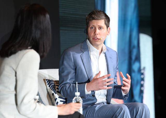 샘 올트먼 오픈AI 최고경영자(CEO)가 4일 서울 중구 플라자호텔에서 카카오와의 공동 기자간담회를 열고 질문에 답하고 있다.뉴스1