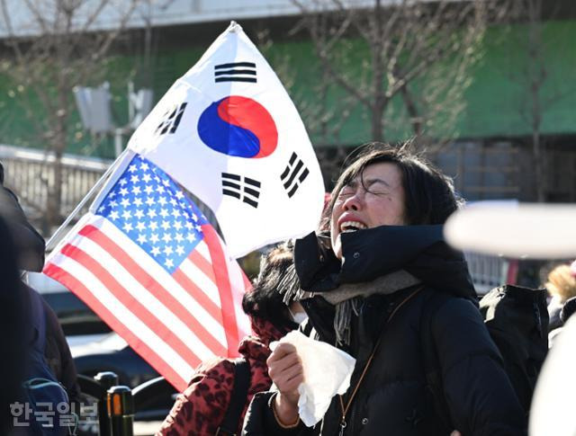 1월 15일 서울 용산구 한남동 관저 인근에서 윤석열 대통령 지지자가 윤 대통령 체포 전 마지막 메시지를 시청하며 눈물을 흘리고 있다. 최주연 기자