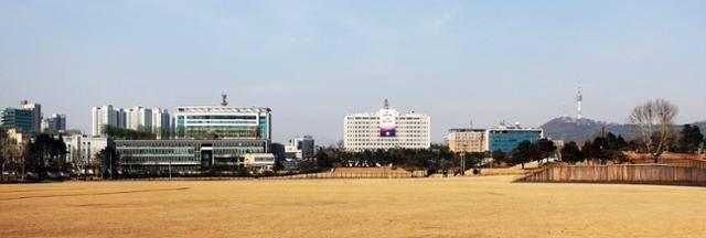 서울 용산구 어린이정원을 둘러싼 대통령 집무실과 국방부 건물들. 안창모 제공