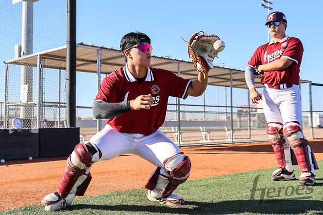 김건희(왼쪽)가 지난 6일 미국 애리조나주 메사 애슬레틱 그라운드에서 경쟁자 김동헌이 지켜보는 가운데 포구 훈련을 하고 있다. 키움 제공