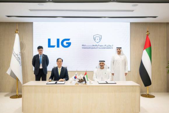 이현수(왼쪽 2번째) LIG넥스원 해외사업부문장과 칼리드 모하메드 알 카비(오른쪽 2번째) TQC CEO 등 양사 관계자들이 18일(현지시간) UAE 아부다비에서 열린 IDEX 2025에서 궁수품 품질관리 및 인증 역량 강화를 위한 MOU를 맺고 기념촬영을 하고 있다.