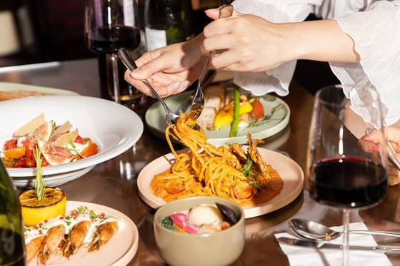 Moxy Seoul, Myeongdong's lounge bar, Bar Moxy, has launched “After-work,” a dining and alcoholic beverage promotion that allows guests to enjoy unlimited partying.[MOXY SEOUL MYEONGDONG]