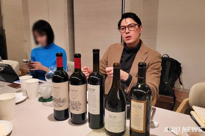 아르헨티나 1위 와이너리 ‘트라피체’의 안토니 후인 아시아 수출매니저가 21일 서울 용산구의 한식 전문점에서 트라피체 이스까이·싱글빈야드의 프리미엄 제품에 대해 설명하고 있다. 앞에 놓인 트라피체 와인 5종은 왼쪽부터 △트라피체 비져너리 싱글빈야드 말벡 △트라피체 비져너리 싱글빈야드 오렐라나 △이스까이 △이스까이 시라비오니에 △140주년 이스까이 리미티드 에디션. 김건주 기자