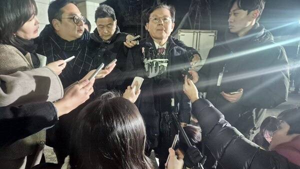 ▲윤석열 대통령 대리인인 윤갑근 변호사가 1월23일 윤석열 대통령 탄핵심판 변론기일을 마치고 기자들에게 둘러싸여 있다. 사진=김예리 기자