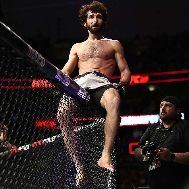 자비트 아흐메도비치 마고멧샤리포프가 2018년 9월 미국 텍사스주 아메리칸 에어라인스 센터에서 UFC 데뷔 4연승을 거둔 후 기뻐하고 있다. 사진=AFP=연합뉴스 제공