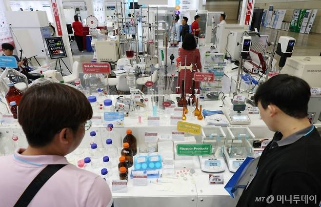 경기 고양 킨텍스 제2전시장에서 열린 제18회 국제연구·실험 및 첨단분석장비전, 제14회 국제의약품·바이오산업전, 제9회 국제화장품원료기술전을 찾은 관람객이 참가 업체 제품들을 살피고 있다./사진=[고양=뉴시스] 고승민 기자