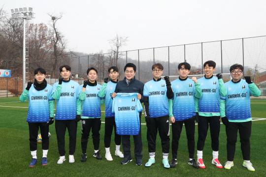 박준희(가운데) 관악구청장이 지난 15일 낙성대 축구전용구장 개장식에서 관악구청 축구동호회인과 기념사진을 직고 있다. 관악구청 제공