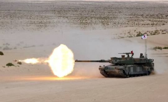 지난 16일 아랍에미리트(UAE) 알하므라 종합훈련장에서 열린 전투사격훈련에서 ‘2025년 UAE 연합훈련 TF(현지연합훈련단)’ K2 전차가 120㎜ 날개안정분리철갑탄을 발사하고 있다. 국방일보 제공