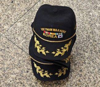 문제의 모자. 상단에 ‘베트남전 영웅’이, 하단에는 태극기와 함께 ‘코리아’가 수놓아져 있다. 온라인 커뮤니티 캡처
