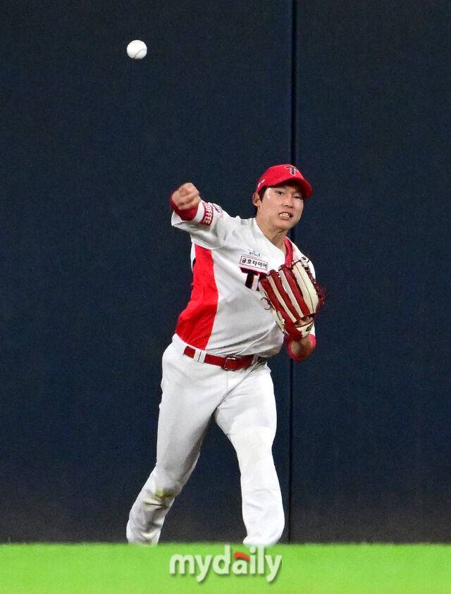 2024년 9월 24일 광주기아챔피언스필드에서 '2024 신한 SOL Bank KBO리그, 삼성 라이온즈와 KIA 타이거즈의 경기가 열렸다. KIA 중견수 김호령이 수비하고 있다./마이데일리