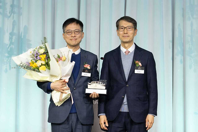 임석원(왼쪽) 르노코리아 디렉터가 20일 열린 ‘2025 대한민국 올해의 차(K-COTY)’ 시상식에서 강남훈 한국자동차모빌리티산업협회 회장과 기념사진을 촬영하고 있다. [르노코리아 제공]