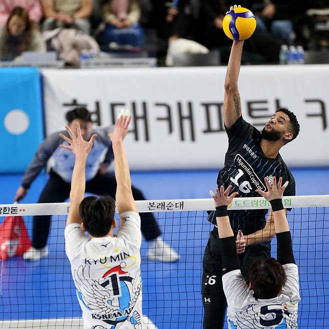 [서울=뉴시스] 전신 기자 = 지난해 12월25일 천안유관순체육관에서 열린 도드람 2024~2025 V-리그 남자부 현대캐피탈과 대한항공의 경기에서 현대캐피탈 레오가 공격을 시도하고 있다. (사진=현대캐피탈 배구단 제공) 2024.12.25. photo@newsis.com *재판매 및 DB 금지