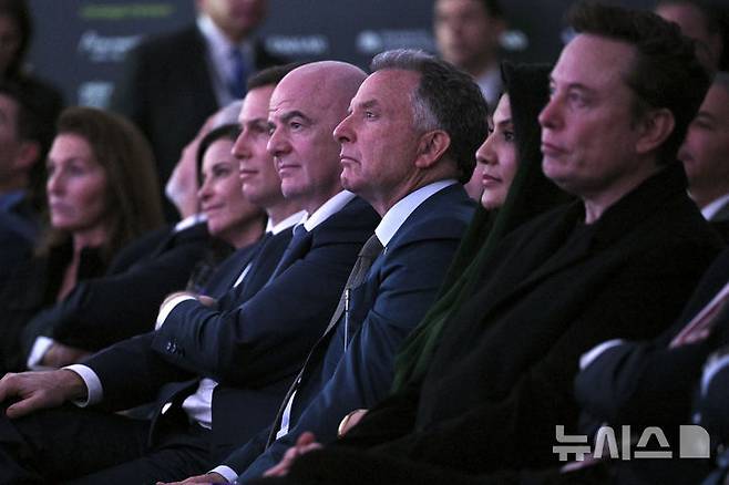 [마이애미=AP/뉴시스] 스티브 위트코프 미국 백악관 중동특사(가운데)가 19일(현지 시간) 플로리다 마이애미비치에서 열린 미래투자구상(FII) 콘퍼런스에 참석한 모습. 위트코프 특사는 도널드 트럼프 대통령의 가자 구상이 주민 퇴거를 뜻하지 않는다고 해명했다. 2025.02.21.