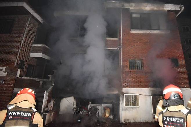 20일 오후 7시 44분께 서울 강동구 천호동의 한 다세대주택 지하 1층에서 화재가 발생했다. (사진=강동소방서) *재판매 및 DB 금지