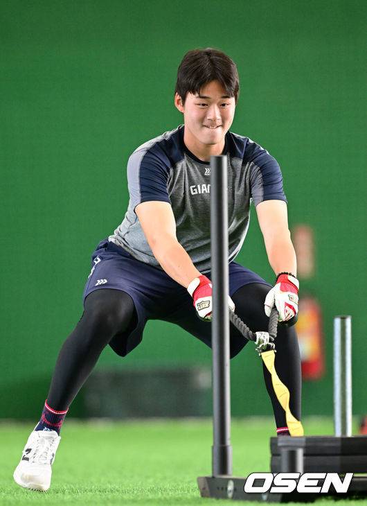 [OSEN=타이난(대만), 최규한 기자] 프로야구 롯데 자이언츠가 19일(한국시간) 대만 타이난 아시아-태평양 국제야구센터에서 진행된 2025 시즌 스프링캠프에서 구슬땀을 흘렸다. 김태형 감독을 비롯해&nbsp;코칭스태프 13명과 함께 투수 20명, 포수 5명, 내야수 9명, 외야수 7명으로 총 41명의 선수들이 함께하는 1차 스프링캠프는 오는 21일까지 진행된다.롯데 박준우가 웨이트 훈련을 펼치고 있다. 2025.02.19 / dreamer@osen.co.kr