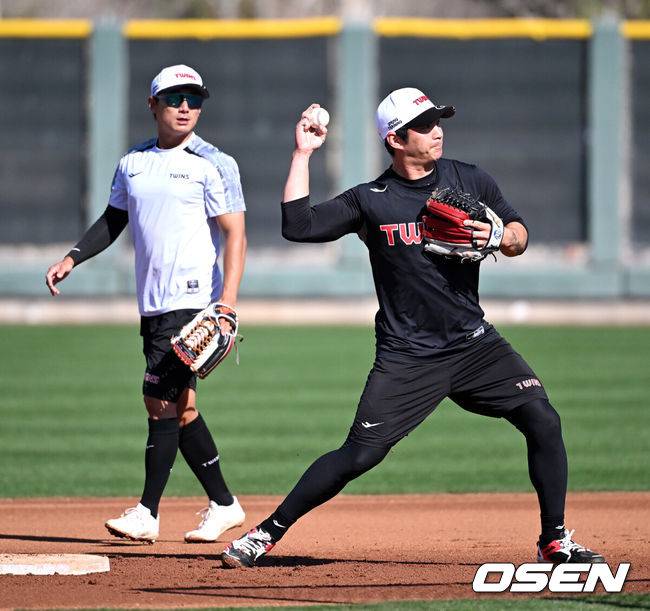 [OSEN=애리조나(미국), 이대선 기자] 20일(한국시간) 미국 애리조나주 스코츠데일 인디언스쿨 파크 베이스볼필드에서 LG 트윈스의 1차 스프링캠프가 진행됐다.미국 스프링캠프를 마친 LG는 오는 2월 24일 일본 오키나와에서 2차 스프링캠프를 펼칠 예정이다.LG 신민재와 오지환이 수비 훈련을 하고 있다. 2025.02.20 / sunday@osen.co.kr