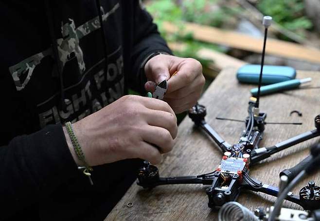 우크라이나 군인이 1인칭 시점(FPV) 드론을 조립하고 있다. AFP연합뉴스