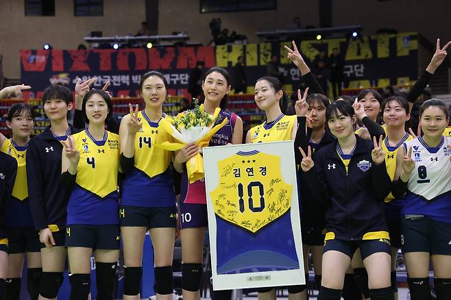 이번 시즌을 끝으로 은퇴하는 김연경이 21일 오후 경기 수원시 장안구 수원실내체육관에서 열린 프로배구 '도드람 2024-2025 V-리그' 여자부 현대건설과 흥국생명의 경기를 마친 뒤 현대건설 선수들과 기념촬영을 하고 있다. 뉴스1