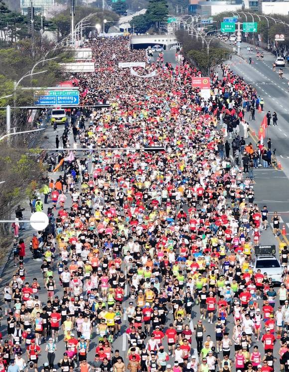 지난해 4월 7일 오전 대구 수성구 대구스타디움에서 열린 ‘2024 대구국제마라톤’에서 참가자들이 힘차게 출발하고 있다. 대구 연합뉴스