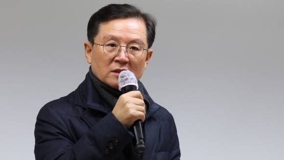 윤석열 대통령 측 윤갑근 변호사가 21일 오후 서울 강남구 스페이스쉐어 강남역센터에서 ‘고위공직자범죄수사처(공수처)의 서울중앙지방법원 영장 기각’과 관련해 긴급기자회견을 하고 있다. 2025.02.21. 뉴시스