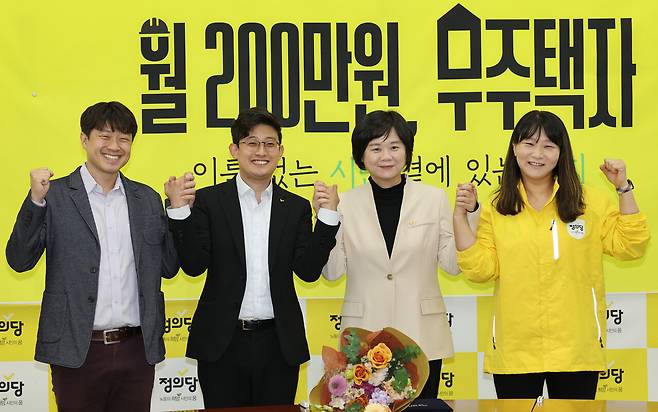 2022년 10월28일 이정미 당시 정의당 신임 대표(왼쪽 세 번째)가 신임 부대표 등과 함께 기념촬영을 하고 있다. 맨 왼쪽이 이기중 당시 부대표다.ⓒ연합뉴스