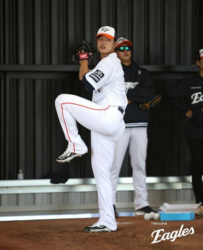 ▲ 지난해 부상으로 고전했던 문동주는 시즌을 앞두고 신중하게 페이스를 끌어올리고 있다 ⓒ한화이글스