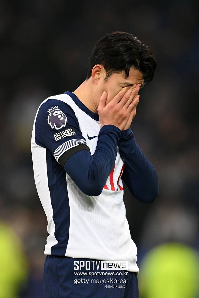 ▲ 손흥민의 주장직 수행 능력에 대한 의문도 제기되고 있다. 영국 ‘팀토크’는 “손흥민의 스피드와 결정력이 예전 같지 않다”며 “토트넘의 전설적인 선수이지만, 이제는 팀의 핵심에서 멀어지고 있다. 올여름 적절한 이적료를 받고 떠나더라도 놀랄 일은 아니다”라고 평가했다.