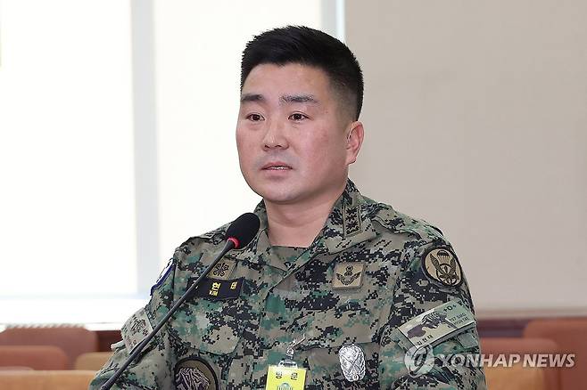 국방위 현안질의에 답하는 김현태 특임단장 (서울=연합뉴스) 김주성 기자 = 김현태 707특수임무단장이 17일 국회 국방위원회 전체회의에서 국민의힘 소속 위원들의 질의에 답하고 있다. 
    이날 회의는 더불어민주당 의원들의 회유 의혹과 관련해 성 위원장 직권으로 야당 의원들이 불참한 가운데 열렸다. 2025.2.17 utzza@yna.co.kr