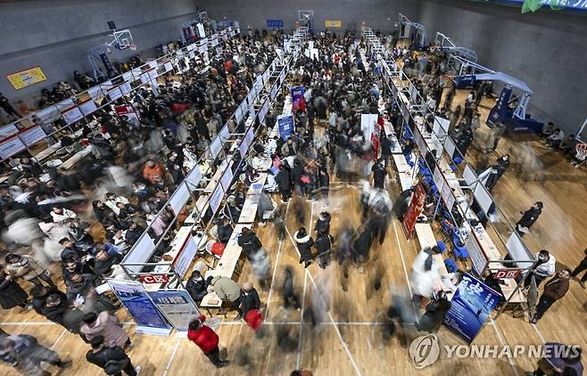 중국의 한 취업 박람회 [신화=연합뉴스 자료사진]