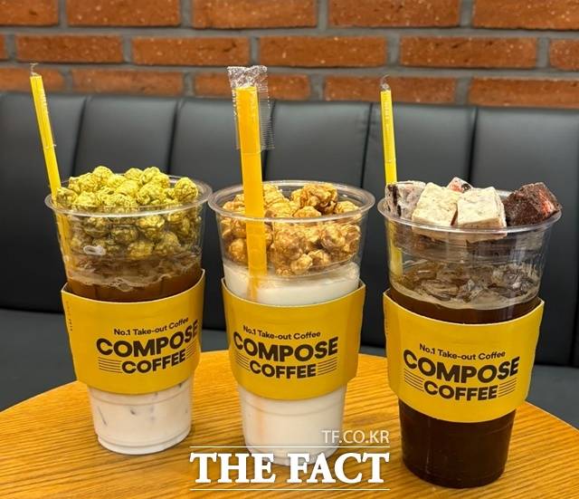 컴포즈커피가 모디슈머 트렌드에 맞춰 소비자들이 직접 디저트와 음료 조합을 만들 수 있는 '컴포즈콤보'를 출시했다. 카페라떼+말차팝콘, 요거트스무디+팝콘, 아메리카노+쫀득쿠키(왼쪽부터)의 모습. /문화영 기자