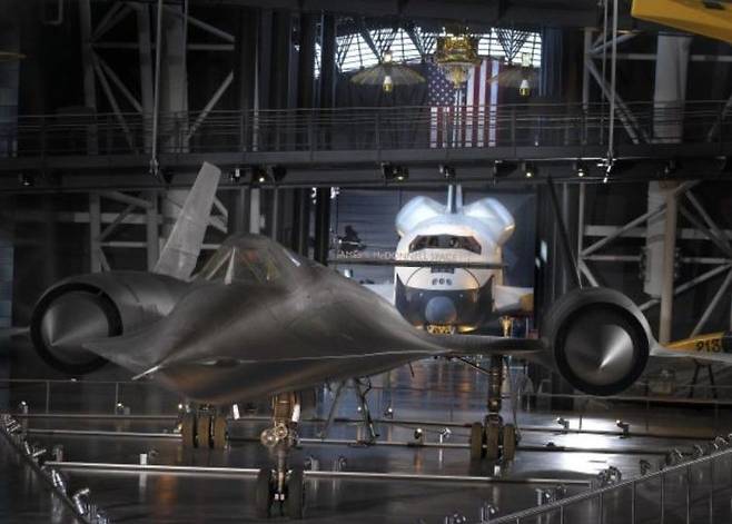 A-12의 후신인 SR-71 항공기(앞)과 우주왕복선. 스미소니언 박물관 공식 홈페이지