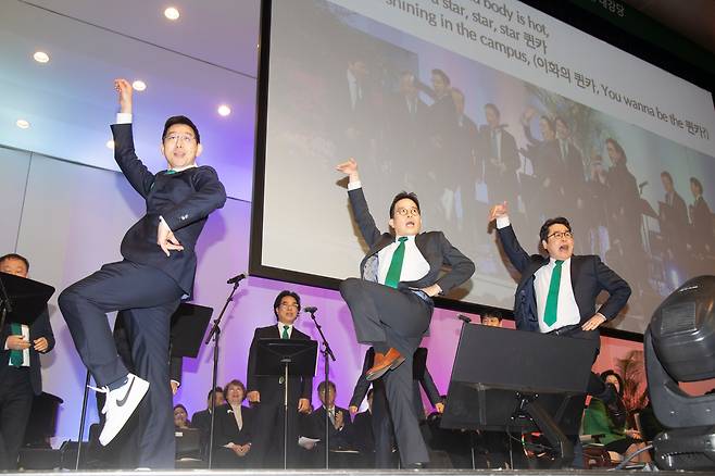 이화여대 남성 교수 중창단이 2024년 입학식에서 선보인 축하 무대. 최신 유행곡을 개사해 신입생을 환영했고 ‘이대 엑소’ ‘이대 BTS’로 불린다. 교수들의 축하 공연을 본 학생과 학부모들은 “학교가 자랑스럽다” “뿌듯했다”고 말한다. /이화여대