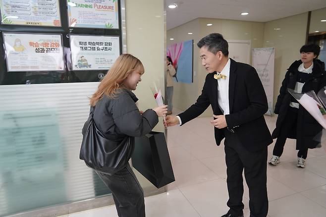 삼육보건대는 총장이 직접 신입생들에게 꽃을 전달하며 입학을 축하했다. 올해는 귀여운 마스코트 키링을 전달할 예정이다. /삼육보건대