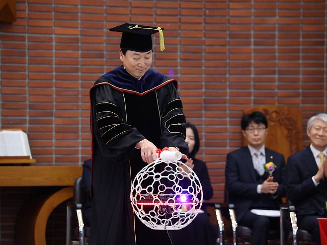 경인여대는 올해 입학식에서 드론을 이용해 입학 증서를 전달할 예정이다. 총장과 교수들의 목소리를 AI로 학습시켜 만든 축하 노래도 공개된다. 사진은 졸업식에서 드론을 통해 전달된 졸업 증서. 입학식에서 드론을 선보이는 건 이번이 처음이다. /경인여대