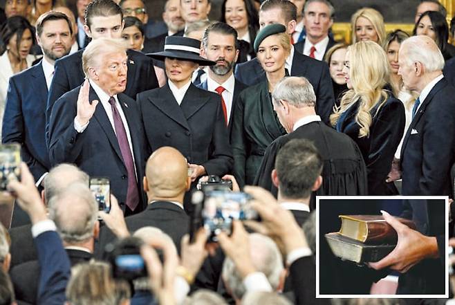 지난달 1월 20일 도널드 트럼프 미국 대통령이 존 로버츠 연방대법원장 앞에서 취임 선서를 하고 있다. 트럼프 대통령의 부인 멜라니아 여사가 성경책을 들고 있다.