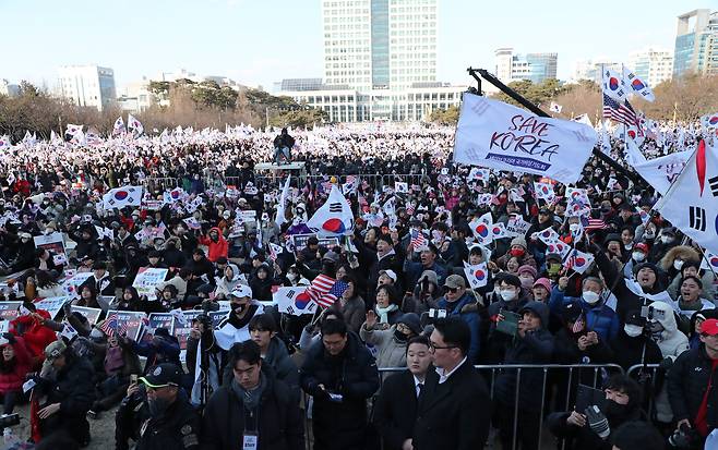 22일 오후 대전시청 인근 보라매공원 일대에서 열린 윤석열 대통령 탄핵 반대 국가비상기도회에서 한국사 강사인 전한길씨가 연사로 나와 윤석열 대통령의 탄핵반대와 관련 발언하고 있다. 환호하는 참가자들 모습. /남강호 기자
