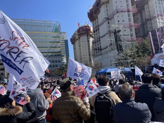 22일 대전시청 남문광장에서 열린 윤석열 대통령 탄핵 반대 집회 '세이브코리아 국가비상기도회' 참석자들이 시위를 이어가고 있다. 최다인 기자