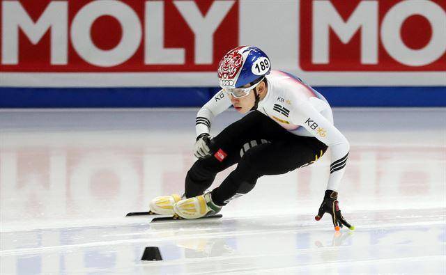 한국 대표팀 시절인 2017년 쇼트트랙 월드컵 대회에서 역주 중인 린샤오쥔. 연합뉴스